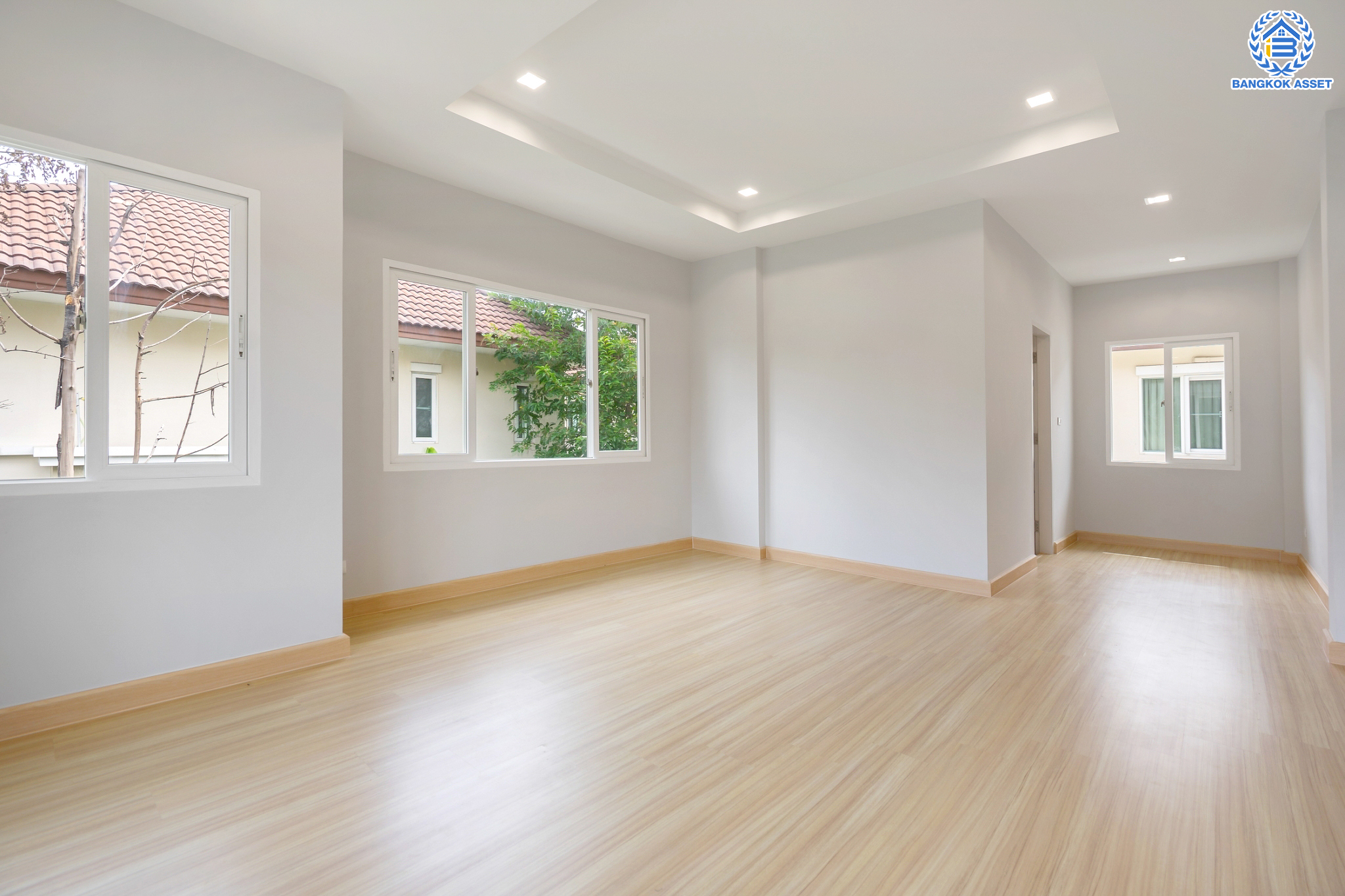 บ้านมือสองตกแต่งใหม่ ม.เดอะเซนโทร วัชรพล บ้านเดี่ยวจากแบรนด์ AP เนื้อที่ 56 ตร.ว. ฟังก์ชัน 3 ห้องนอน 3 ห้องน้ำ จอดรถได้ 2 คัน Facilities ครบครัน บนทำเลเชื่อมต่อหลายเส้นทาง ถ.รามอินทรา ถ.สายไหม และ ถ.พหลโยธิน ใกล้สนามบินดอนเมือง ทางด่วน "รามอินทรา" และรถไฟฟ้าสายสีเขียว "สถานีคูคต"